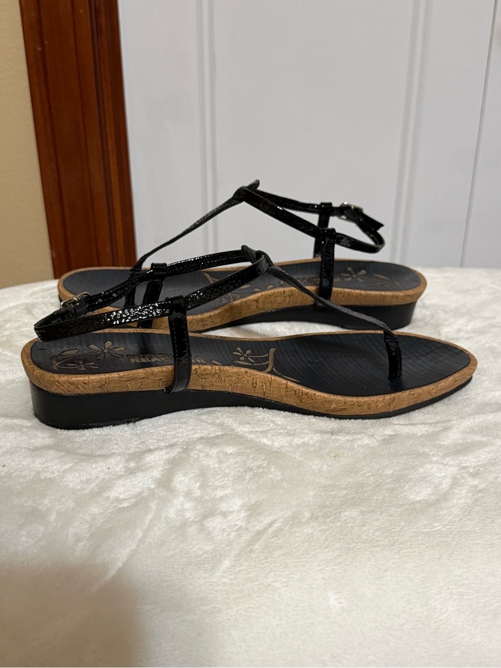 Kenneth Cole Black Patent T-Strap Toe-Post Sandals - Picture 6 of 7